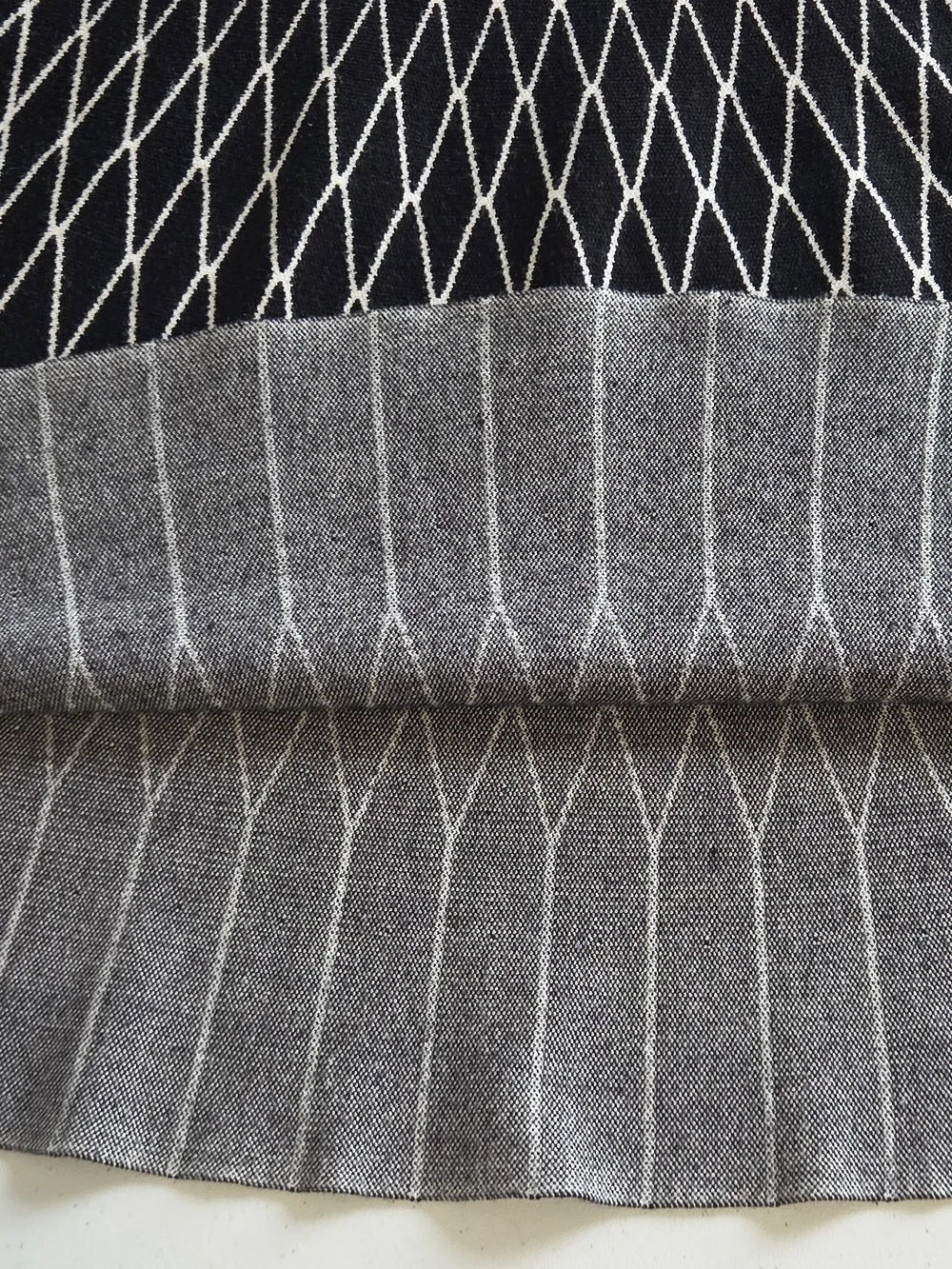 Black and White Geometric Stretchy Knit A-Line Pull-on Flared Skirt Size S